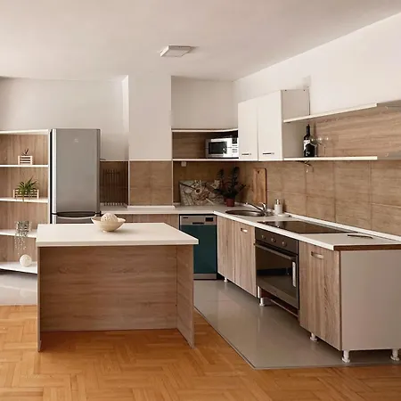 Charming & Cozy Flat With Free Parking In Apartment *
