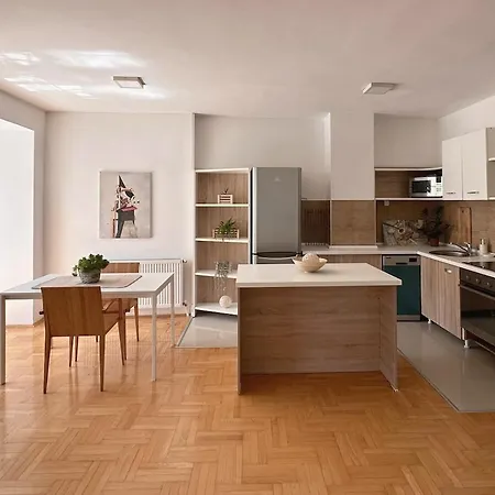 Charming & Cozy Flat With Free Parking In Apartment *