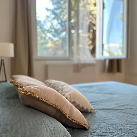 Apartment Charming & Cozy Flat With Free Parking In