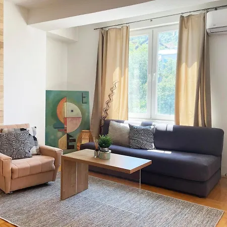 Charming & Cozy Flat With Free Parking In *