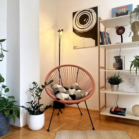 Charming & Cozy Flat With Free Parking In Apartment